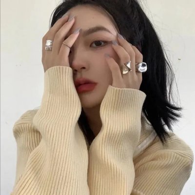 院子里的女人